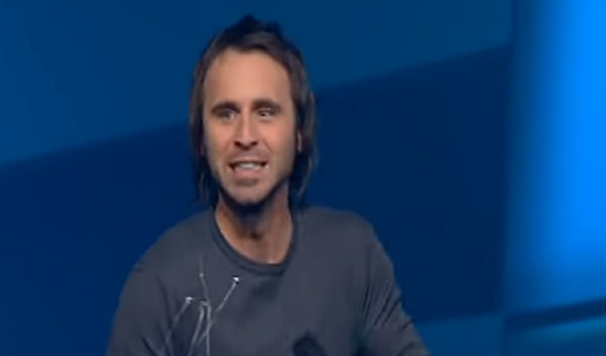 La premi�re pointe � Salvail lanc�e par Louis-Jos� Houde en tout d�but de c�r�monie...