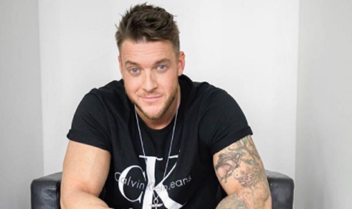 Mathieu Baron pr�sente enfin sa nouvelle blonde...