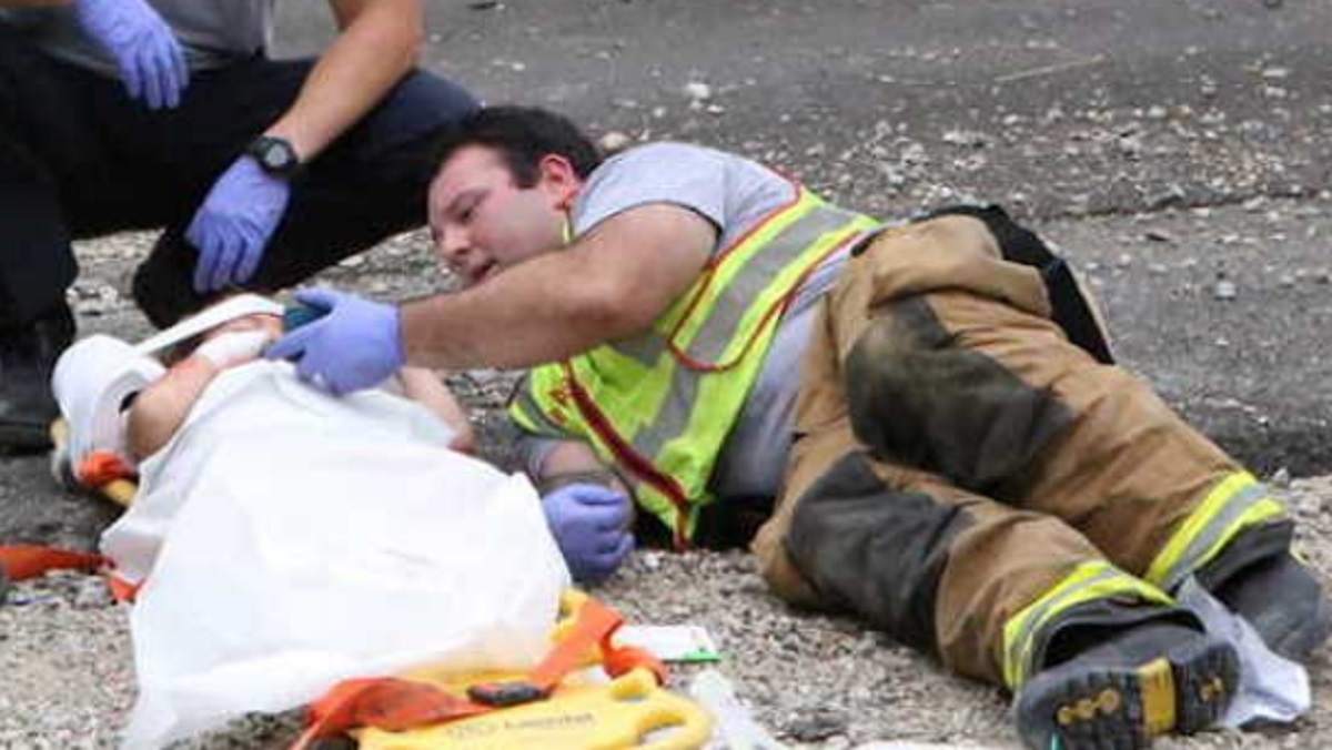 Une enfant de 4 ans victime d'un accident de voiture - Ce pompier le calme avec une vid�o surprenante