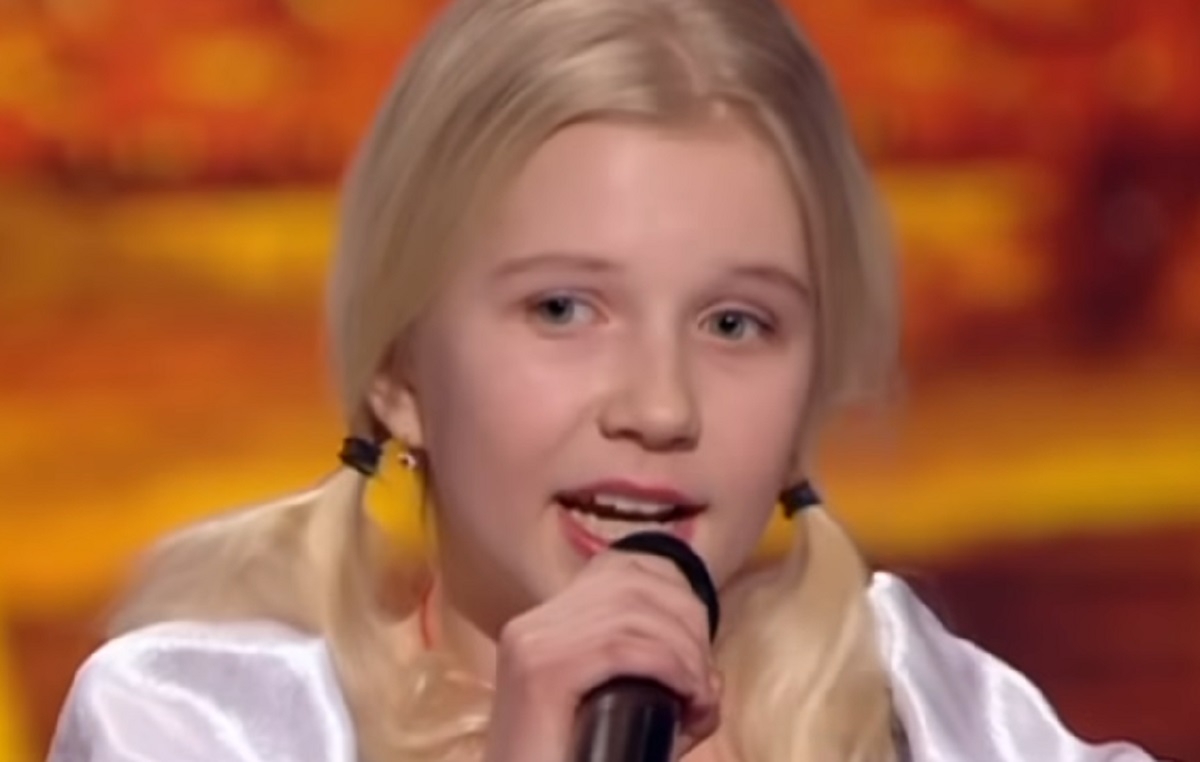 Une fillette monte sur la sc�ne et son interpr�tation magnifique laisse les juges bouche b�e