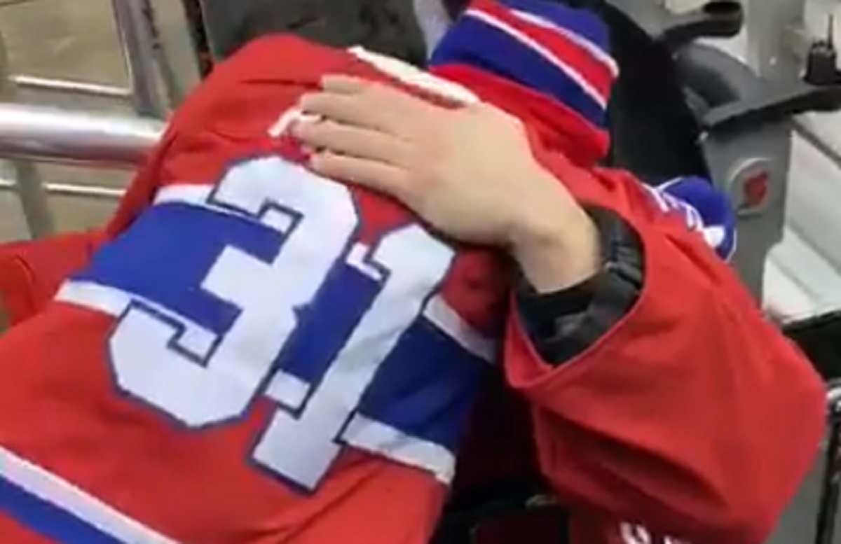 Un jeune homme qui vient tout juste de perdre sa m�re fait la rencontre de Carey Price