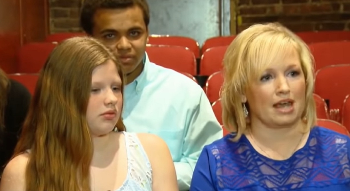 Une femme r�primande des adolescentes impolies au cin�ma, elle se fait contacter par leur m�re quelques jours plus tard