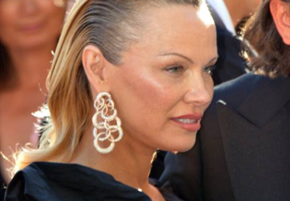 Pamela Anderson quitte un gala pour enfants au moment o� une collecte pour Notre-Dame est lanc�e