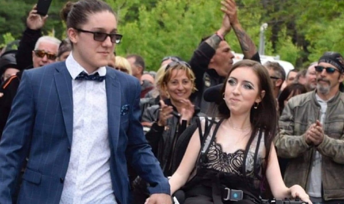 Une adolescente de la Mont�r�gie escort�e par 540 motocyclistes pour son bal de finissants