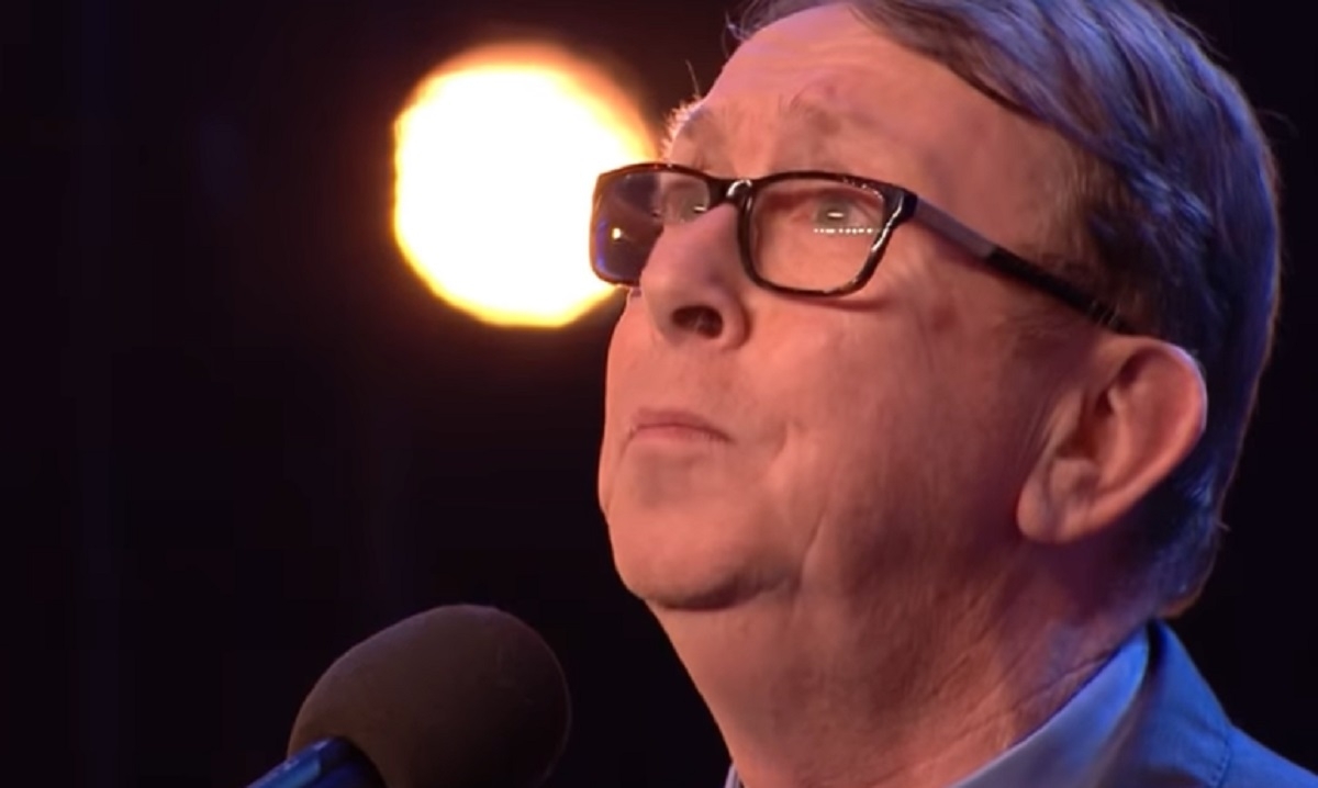 Un pr�tre prend par surprise tout le public avec sa voix litt�ralement descendue du ciel