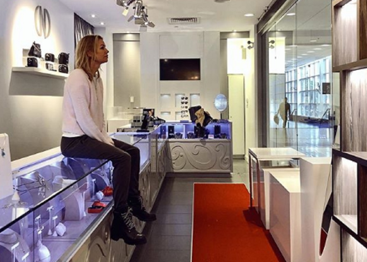 Caroline N�ron ferme ses boutiques et adresse un touchant message � ses employ�s