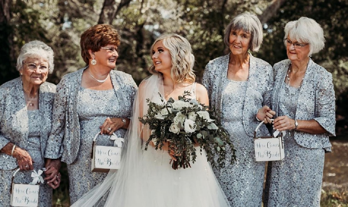 Une mari�e surprend tout le monde avec ses quatre mamies comme bouqueti�res � son mariage