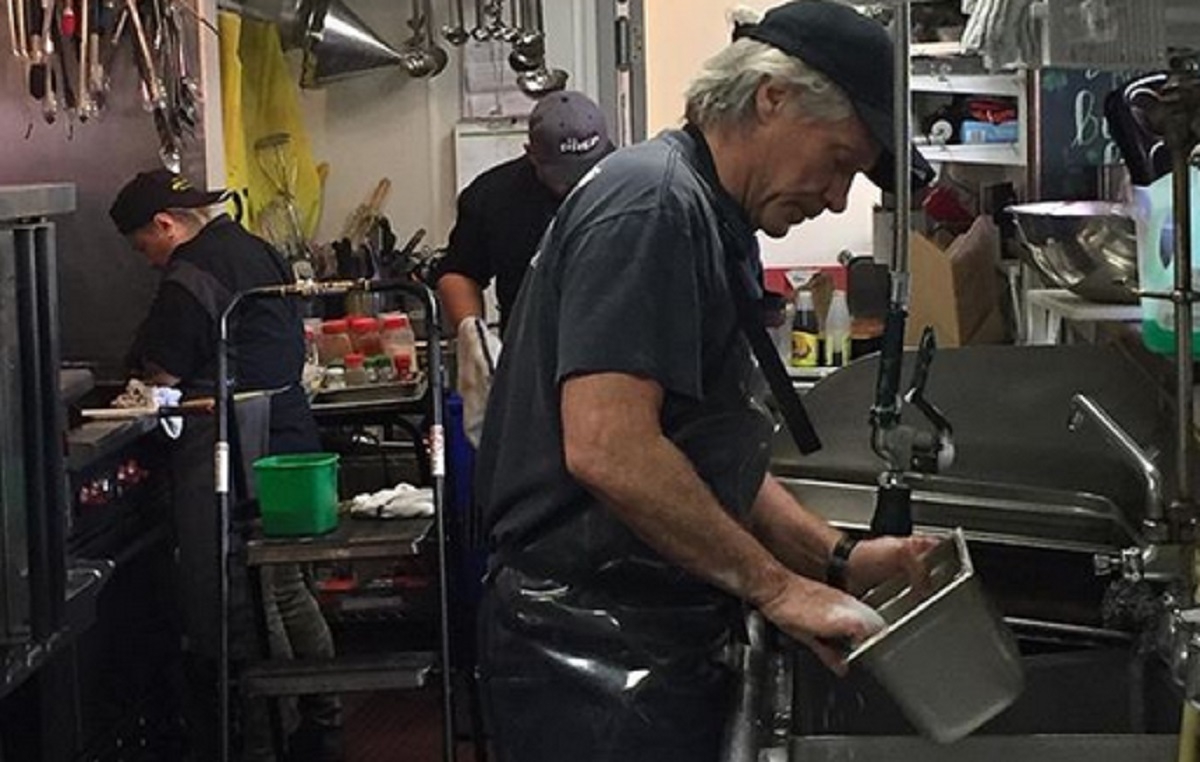 Jon Bon Jovi pr�pare des repas dans son restaurant pour nourrir les sans-abris pendant la crise du coronavirus 