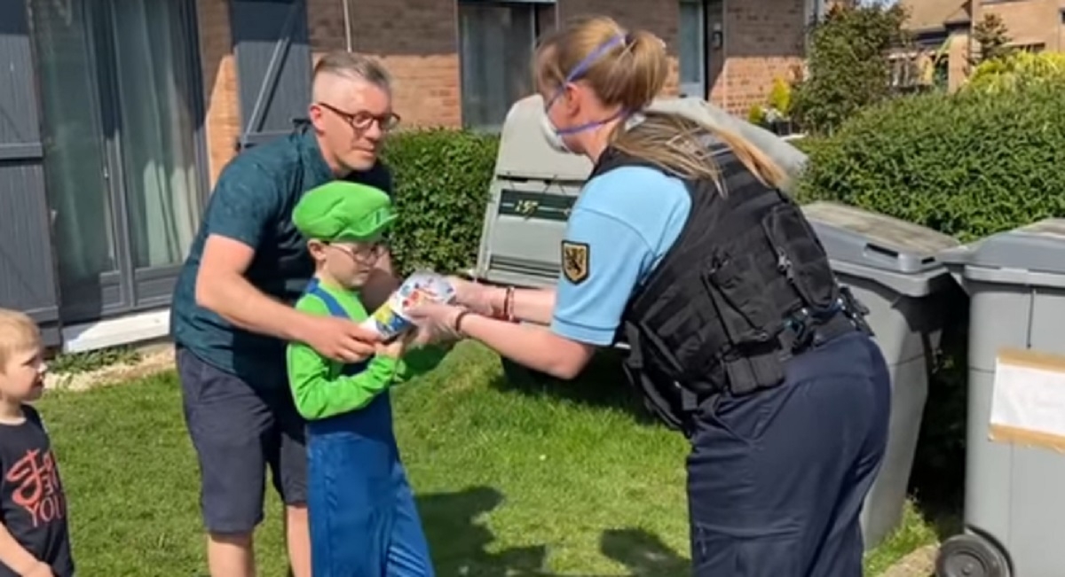 Des policiers soulignent le 10e anniversaire de Tom qui est autiste de la plus charmante des fa�ons