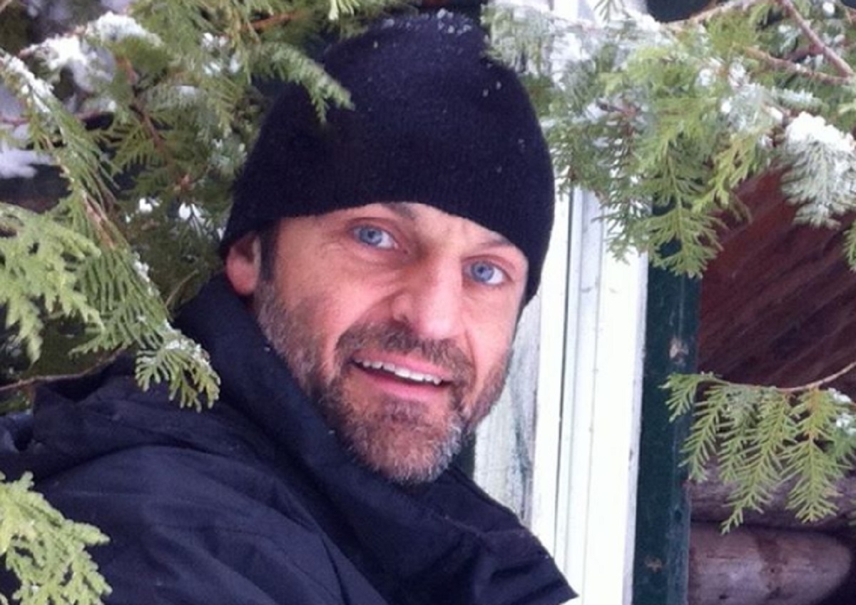 Le com�dien Benoit Gouin pr�pare de la nourriture b�n�volement aux a�n�s pour faire sa part pendant la pand�mie