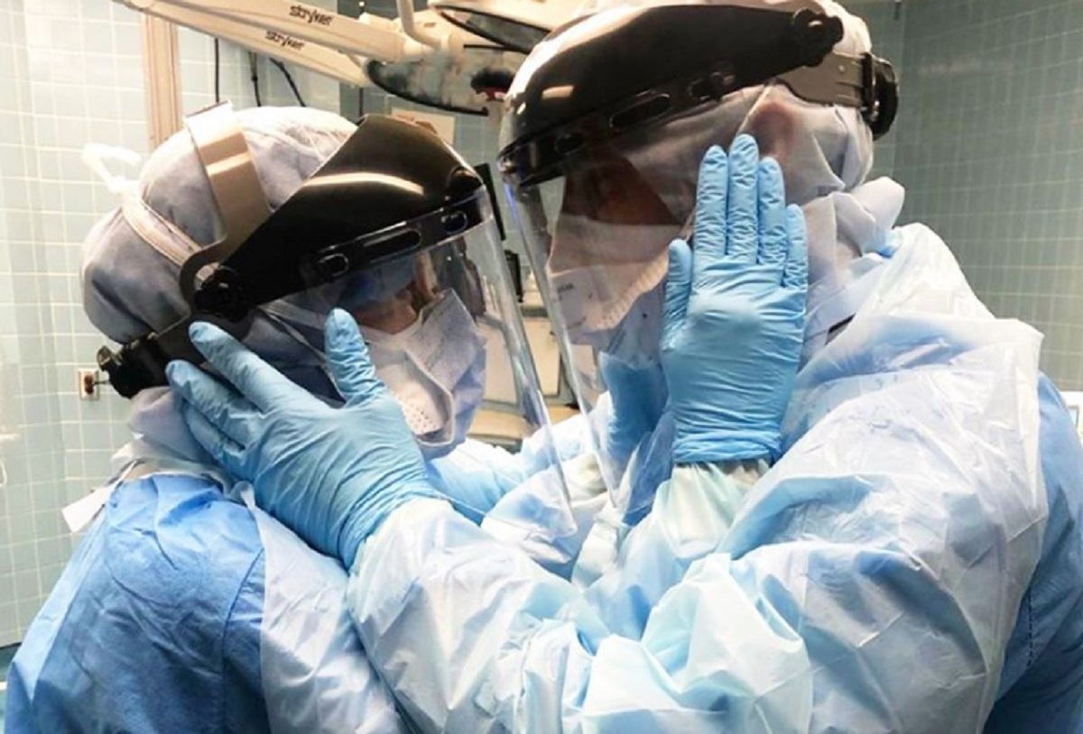 La photo d'un couple de travailleurs du milieu de la sant� qui luttent contre la COVID-19 devient virale repr�sentant un symbole d'espoir