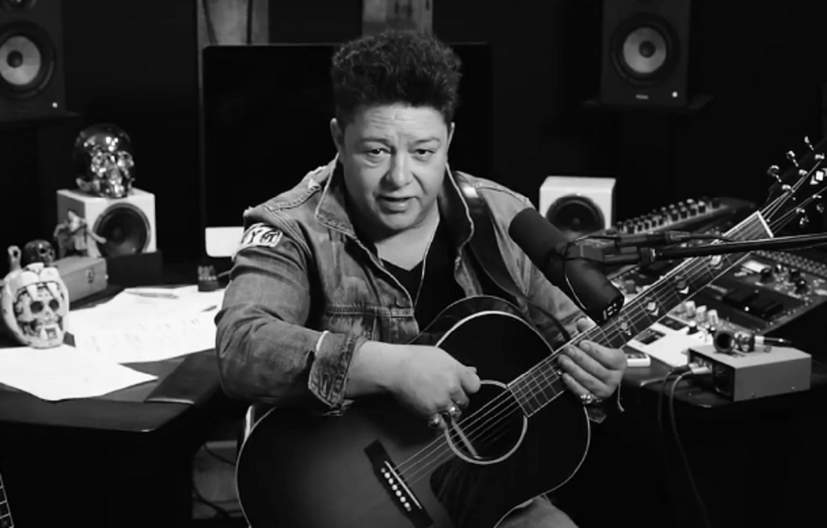 �ric Lapointe se manifeste apr�s plusieurs mois de silence et s'ennuie �norm�ment de son public