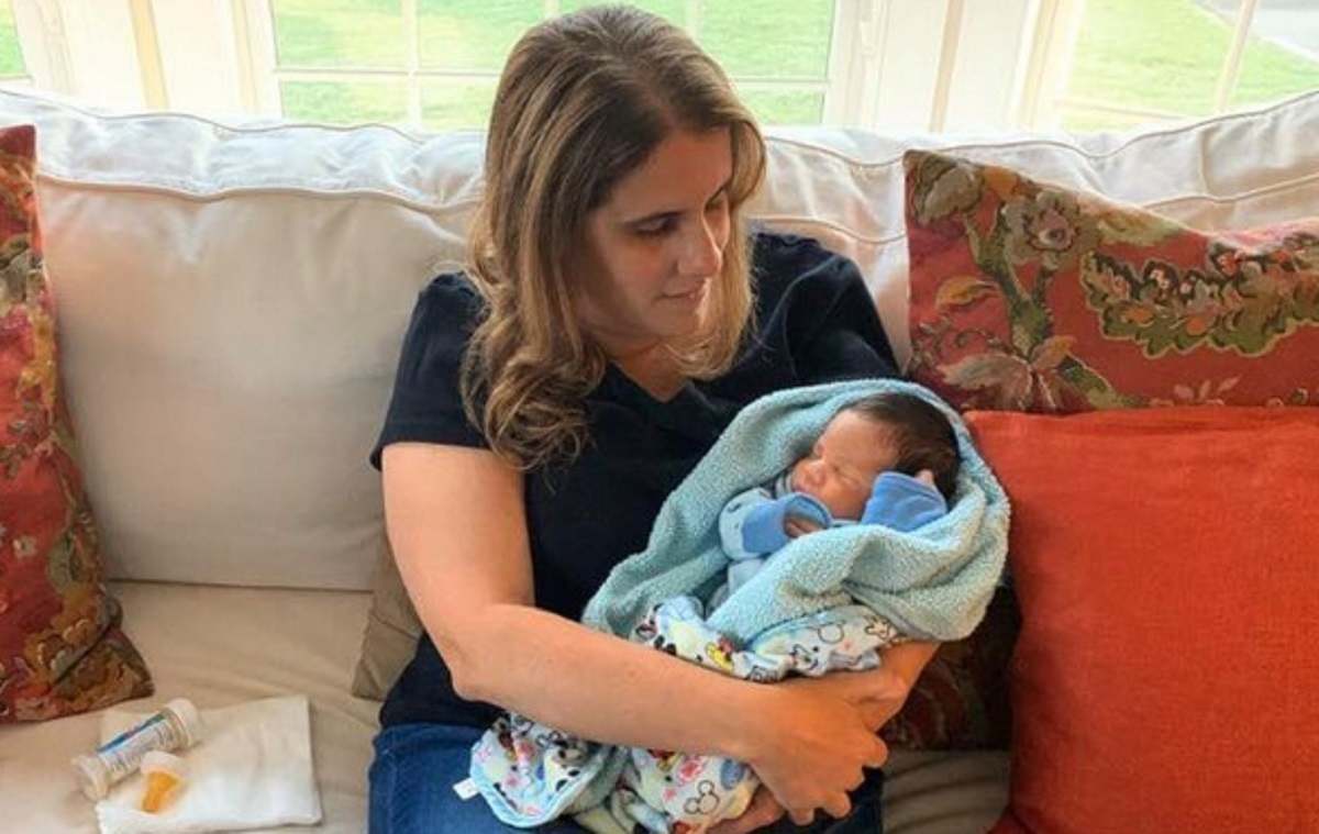 Une enseignante prend sous son aile un nouveau-n� pendant que son �l�ve et sa famille lutte contre la Covid-19