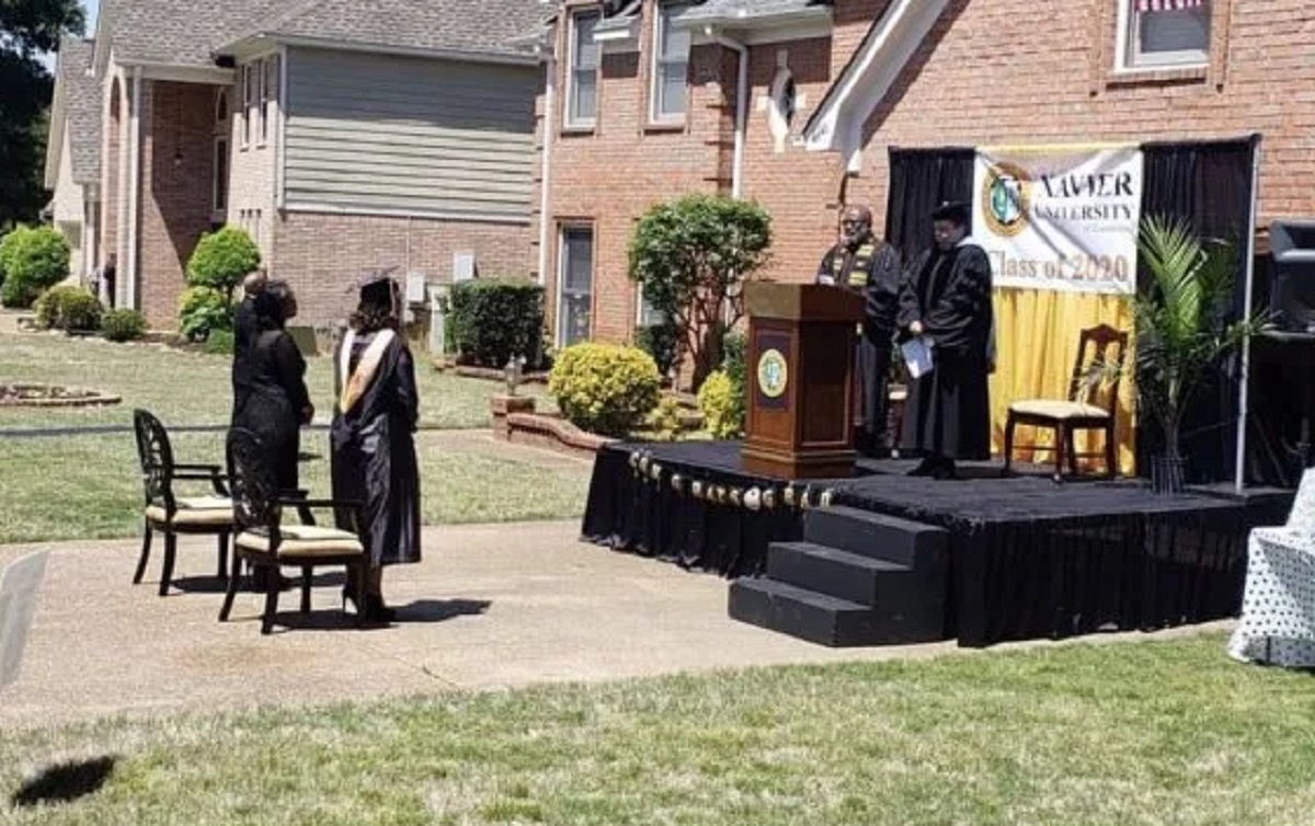 Un papa construit une sc�ne dans son jardin pour souligner la graduation de sa fille qui n'aura pas de bal � cause de la pand�mie