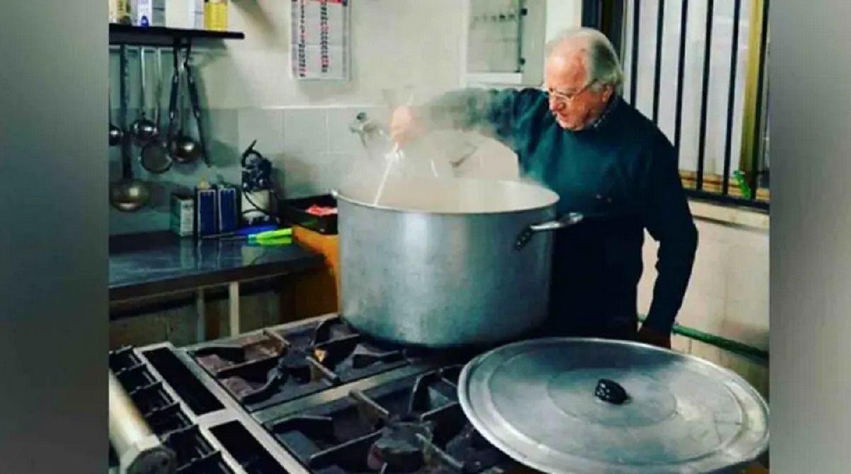 Un homme �g� de 90 ans cuisine 300 repas pour les sans-abri depuis plus de 15 ans!