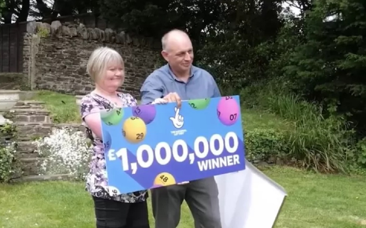 Un conducteur d'autobus devient millionnaire, mais retourne au boulot le lendemain