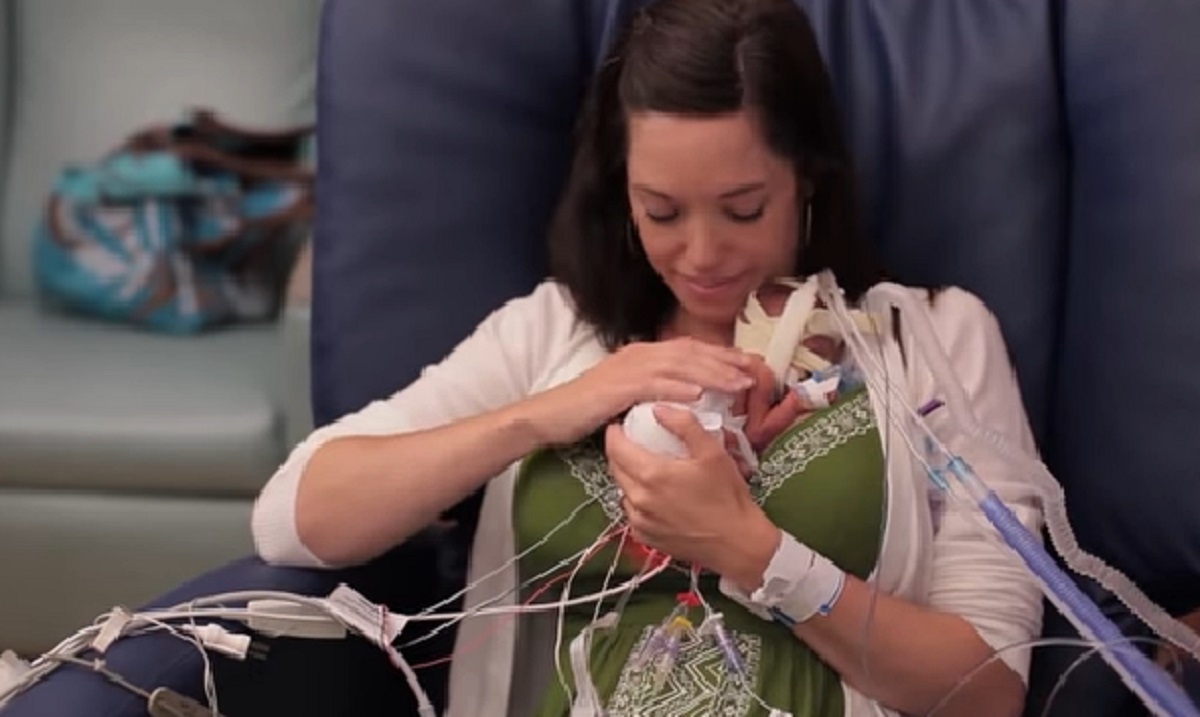 � sa naissance, 3 mois avant terme, il ne pesait que 600g, son papa a film� sa premi�re ann�e de vie