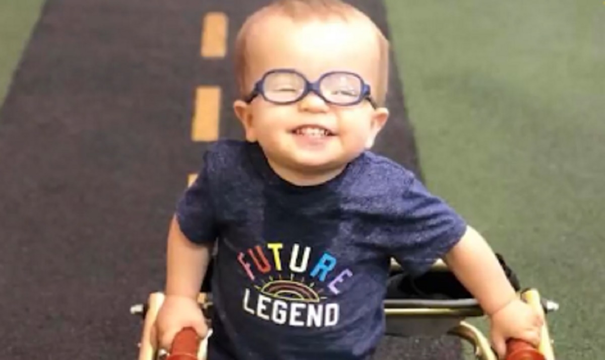 Un jeune gar�on fait mentir tous les m�decins en marchant alors qu'ils affirmaient qu'il ne le ferait jamais