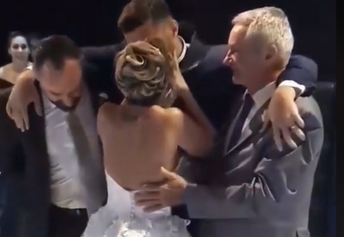 Un homme parapl�gique danse avec sa femme le jour de leur mariage.