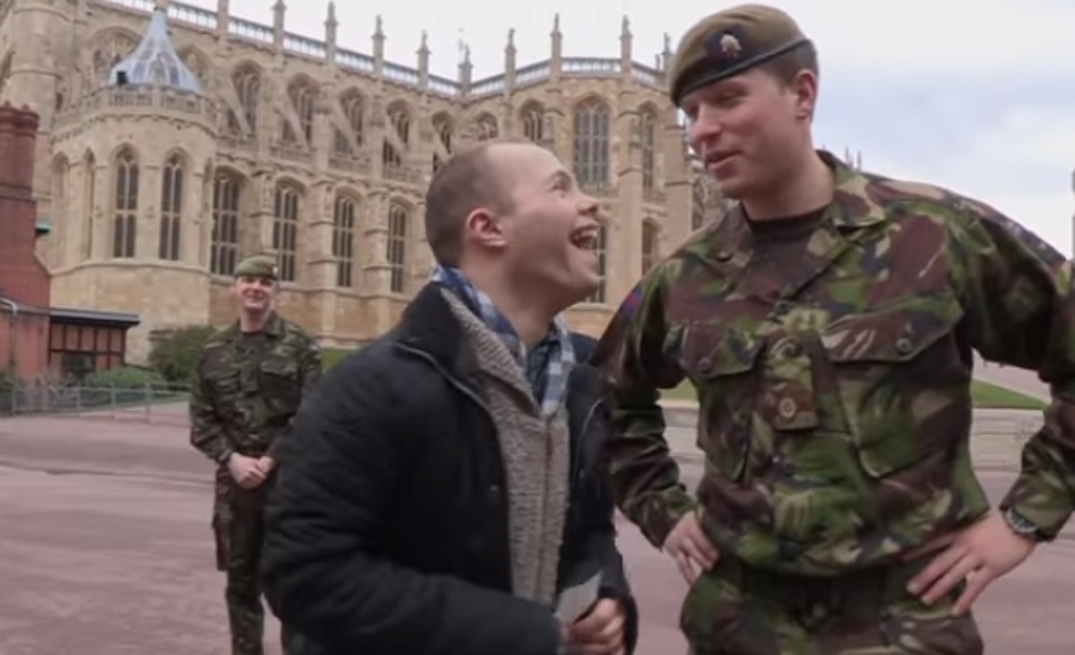 Un soldat est �mu par la visite de son fr�re atteint du syndrome de Down, ce qu'il fait pour le saluer est adorable.