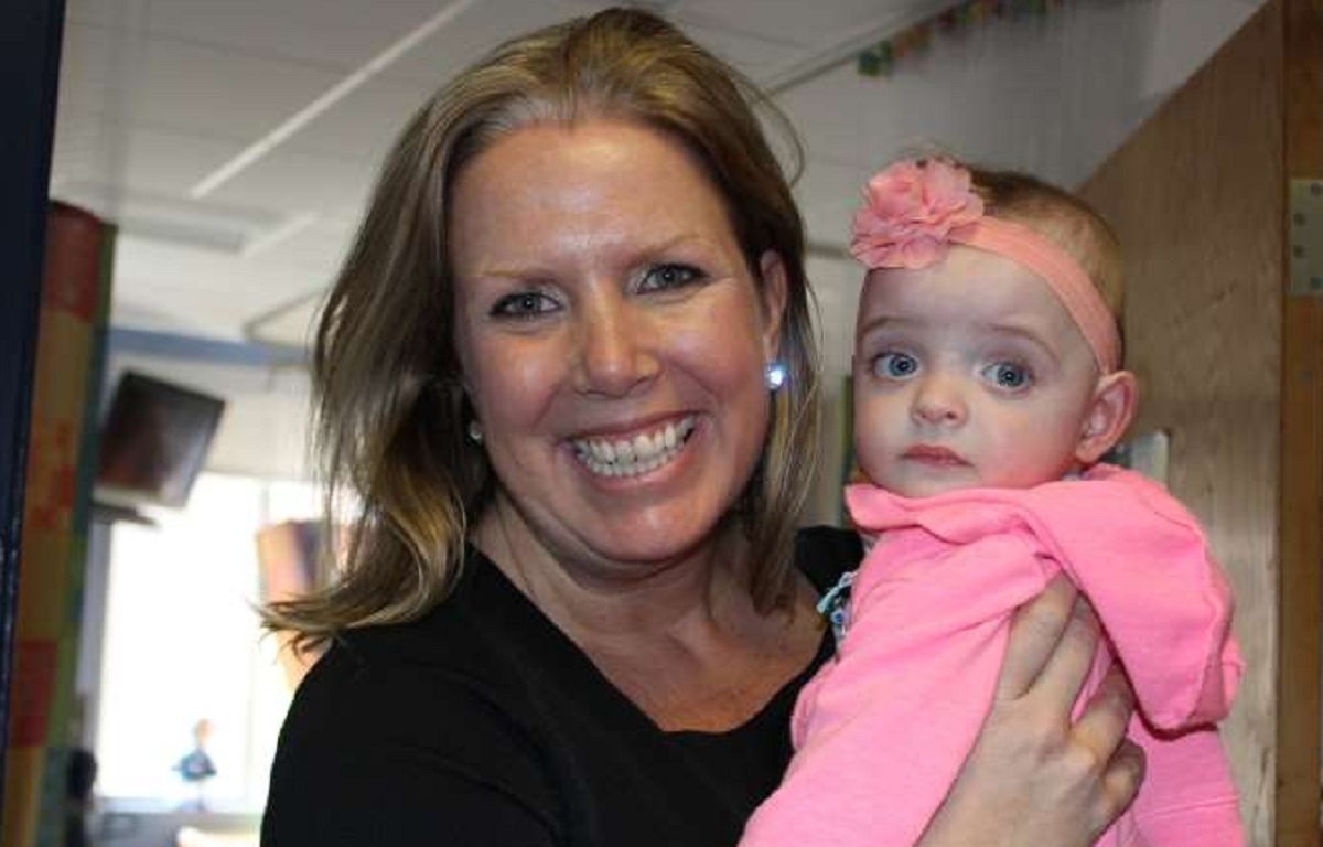 Une infirmi�re adopte une fillette apr�s avoir pris soin d'elle pendant des mois