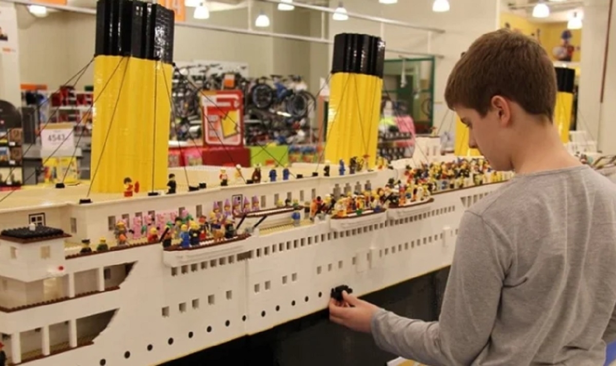 Un jeune gar�on autiste cr�� une r�plique du Titanic en Legos 