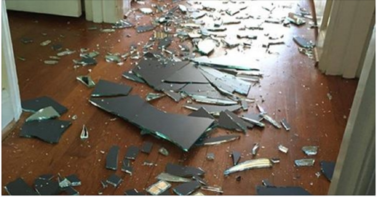 De rage, un jeune gar�on brise le miroir de la salle de bains. La r�action de sa m�re ? Elle est en or.