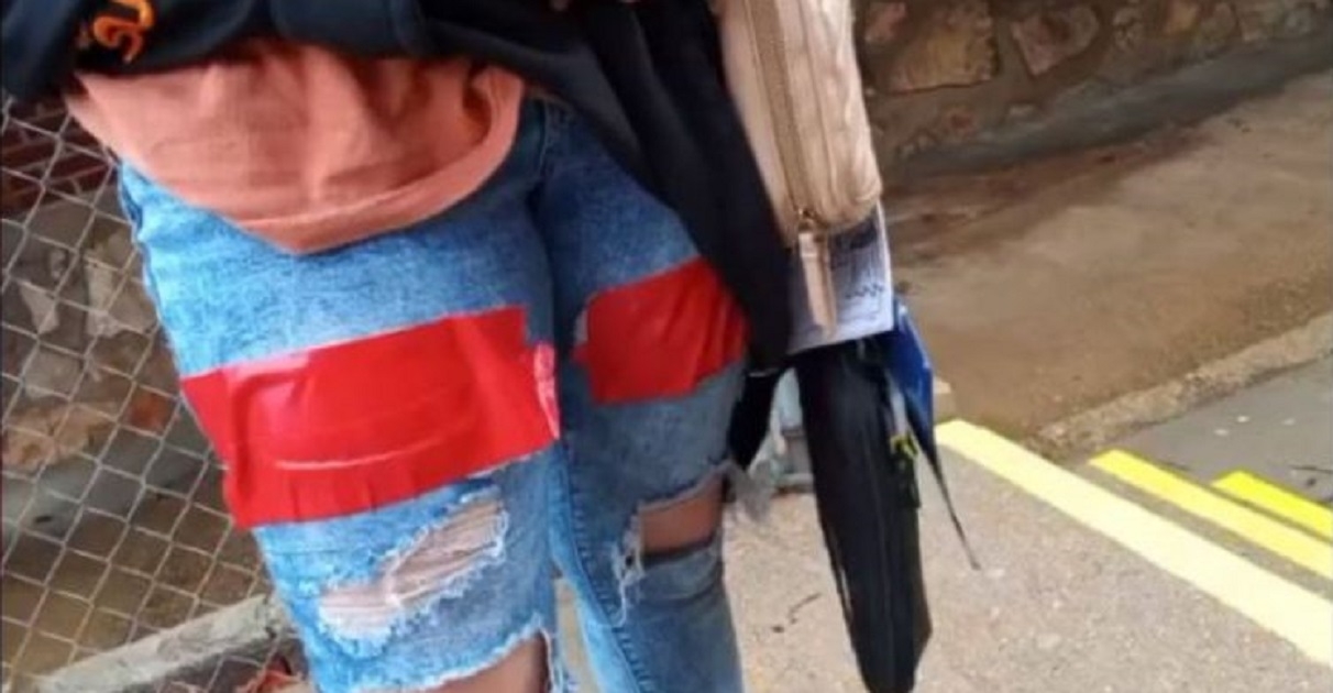 Un professeur recouvre les trous de jeans d'une �tudiante avec du scotch rouge; la maman est furieuse!