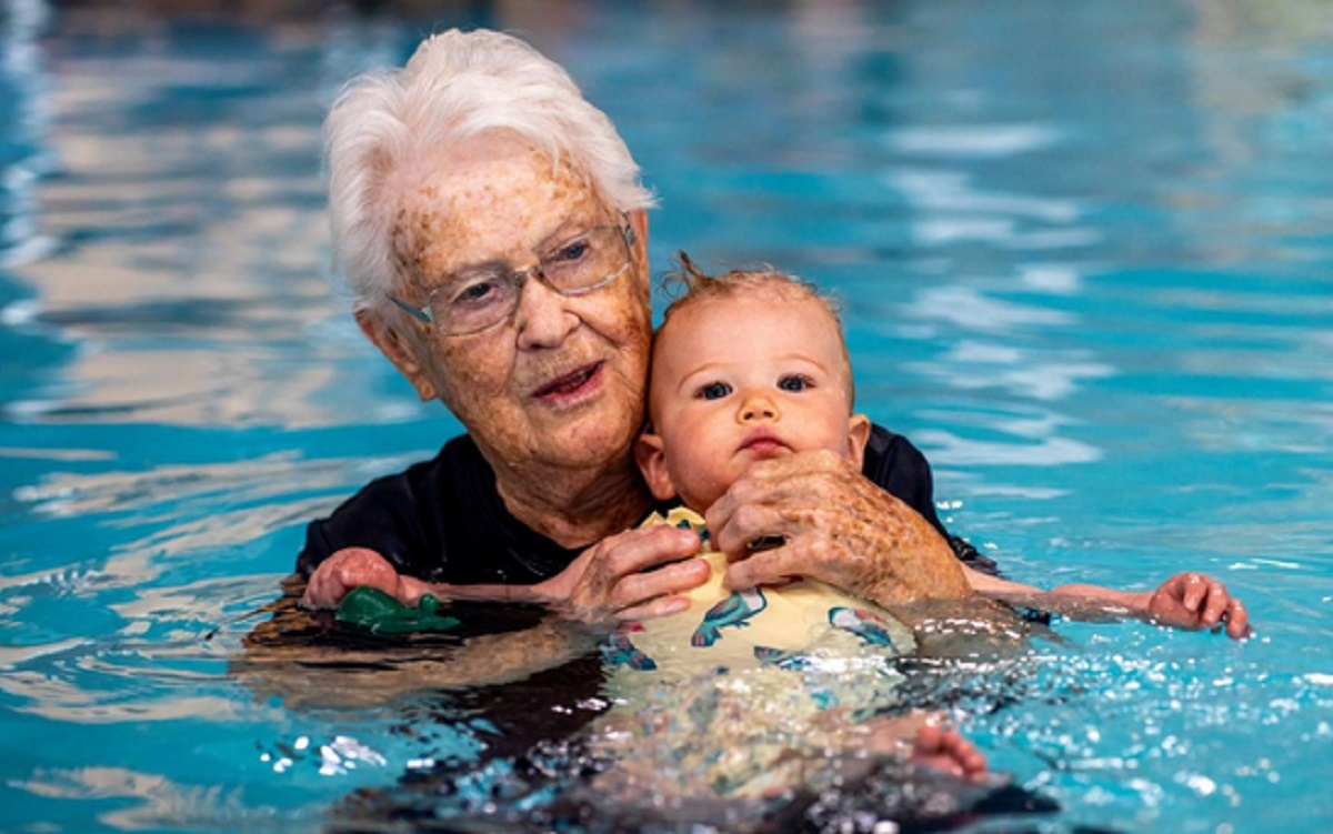 Une centenaire de 102 ans enseigne encore la natation aux petits b�b�s