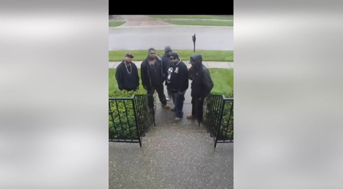 Un groupe d'hommes louches laissent la femme bouche b�e quand ils commencent � chanter