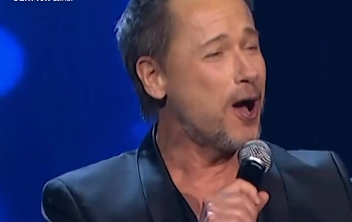 St�phane Rousseau de STAT br�le les planches de passage � En direct de l�Univers