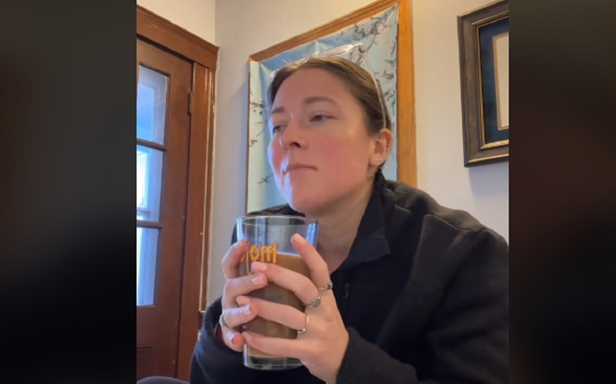 Une serveuse d�nonce les clients qui apportent leur nourriture lorsqu�ils vont au resto