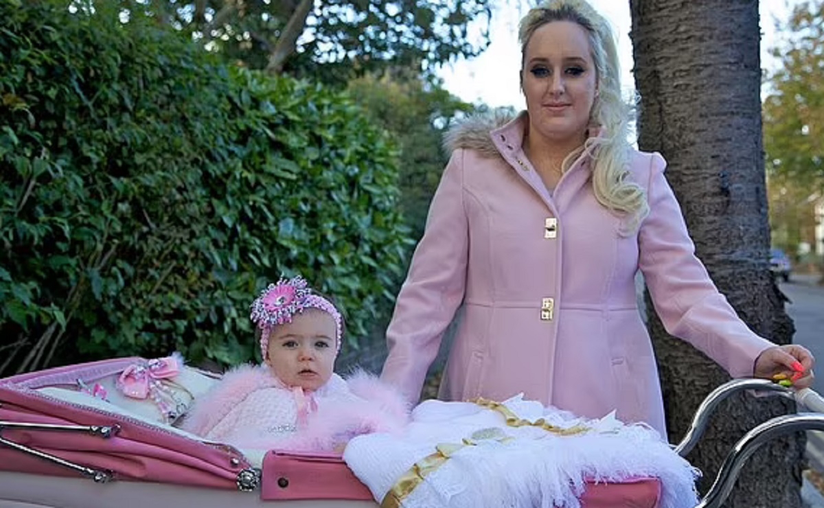 Une maman � faibles revenus d�pense presque tout pour acheter des v�tements de luxe � son b�b�