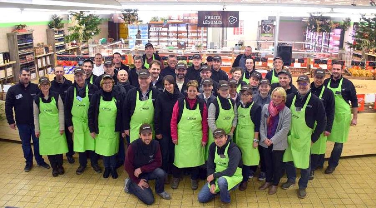 Des producteurs mara�chers ach�tent un supermarch� pour vendre directement aux consommateurs