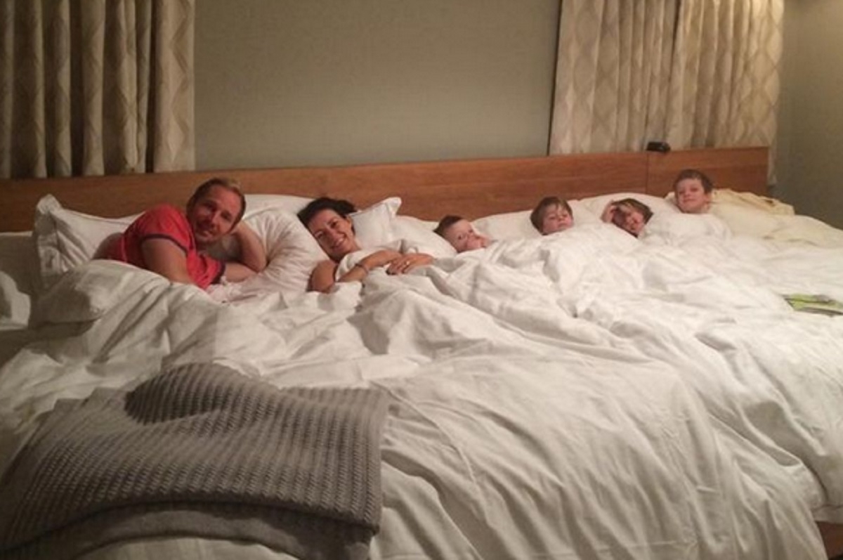 Pour permettre � leurs quatre enfants de dormir avec eux, un couple fabriquent un lit immense