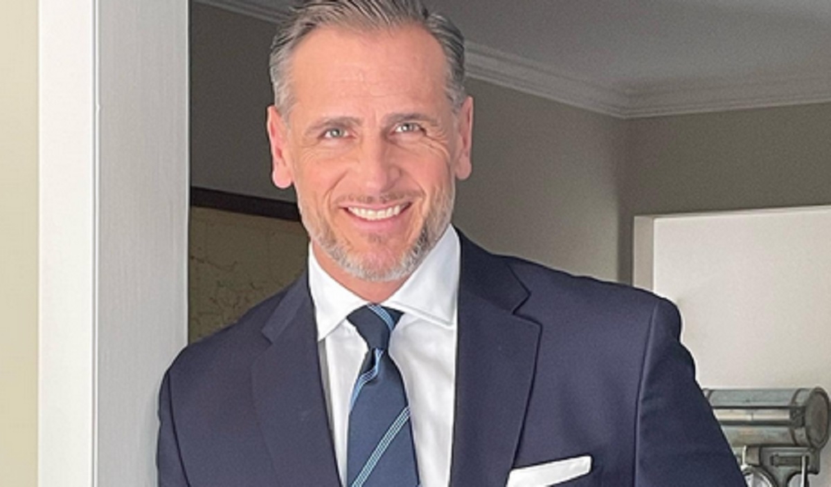 Un pasteur, apr�s 20 ans en service, quitte l'�glise pour une nouvelle carri�re; devenir mannequin