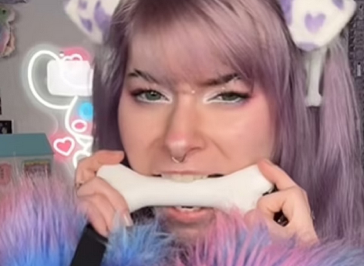 Cette femme s'identifie comme un chien et dort dans une cage